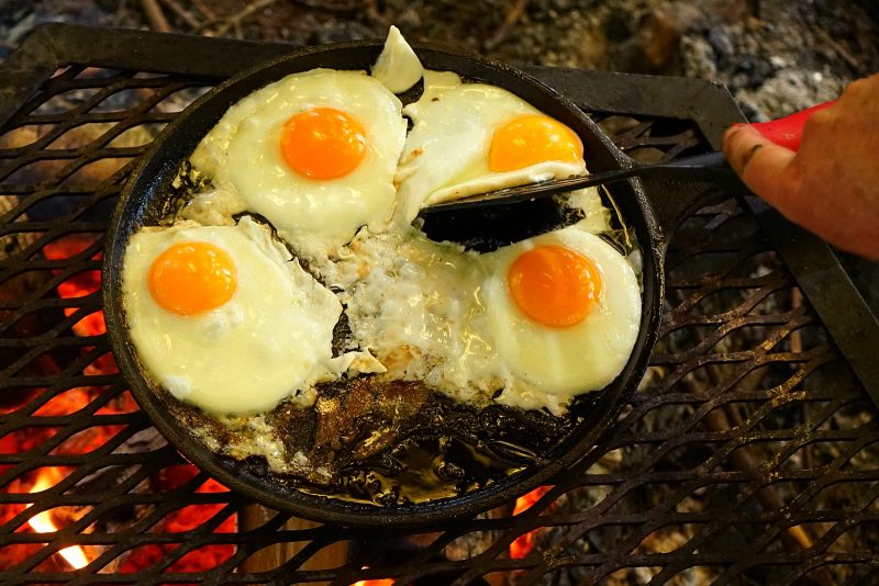 campfire-cooking-eggs-cast-iron-skillet